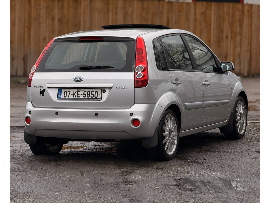 2007 Ford Fiesta - image 11