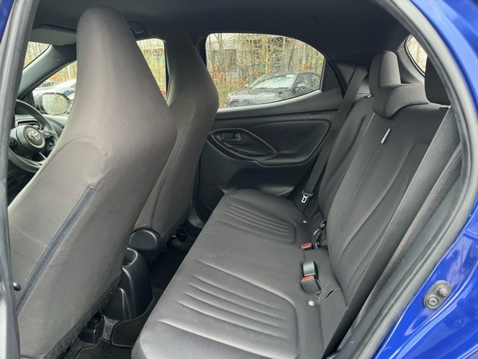 2021 Toyota Yaris - image 7