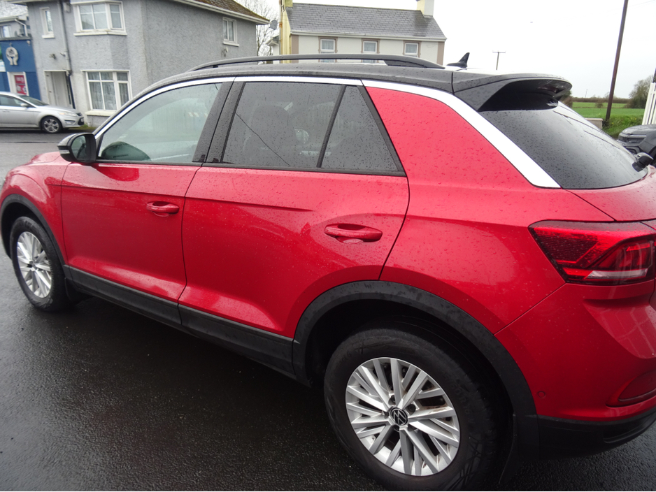 2023 Volkswagen T-Roc - image 7