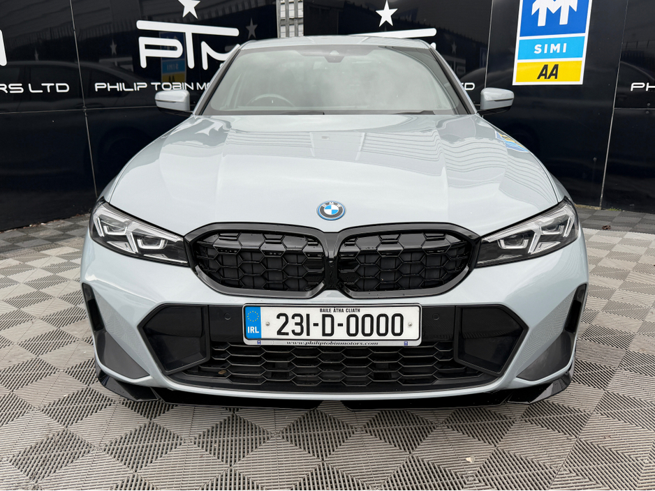 2023 BMW 3 Series - image 3