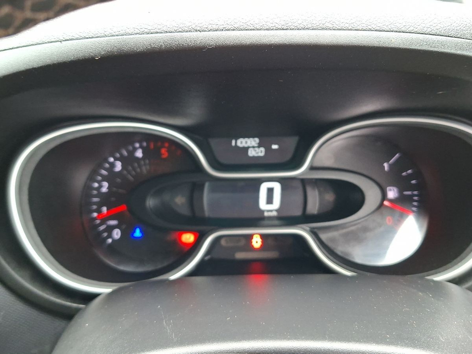 2021 Renault Trafic - image 13