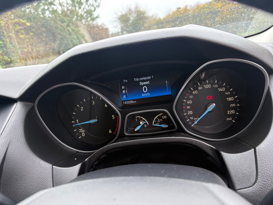 2016 Ford Focus - image 9