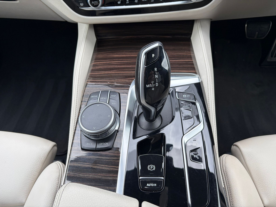 2022 BMW 5 Series - image 20