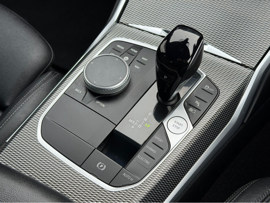 2022 BMW 3 Series - image 30