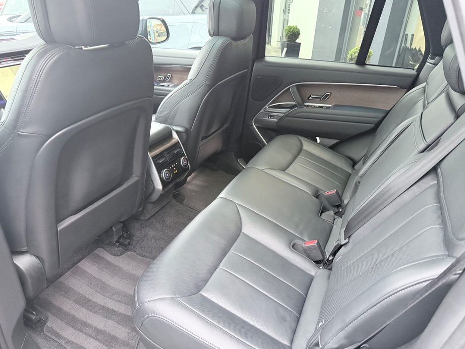 2023 Land Rover Range Rover - image 3