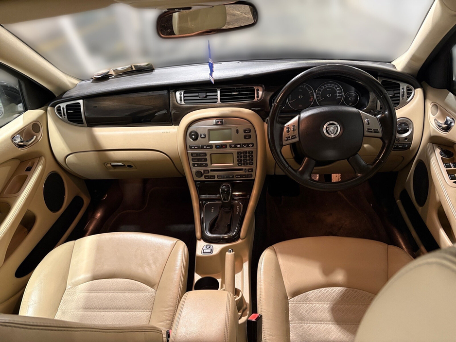 2010 Jaguar X-Type - image 11