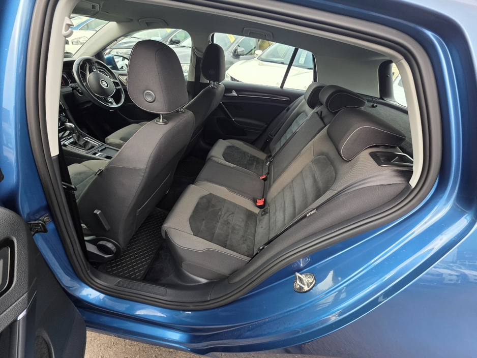 2013 Volkswagen Golf - image 12