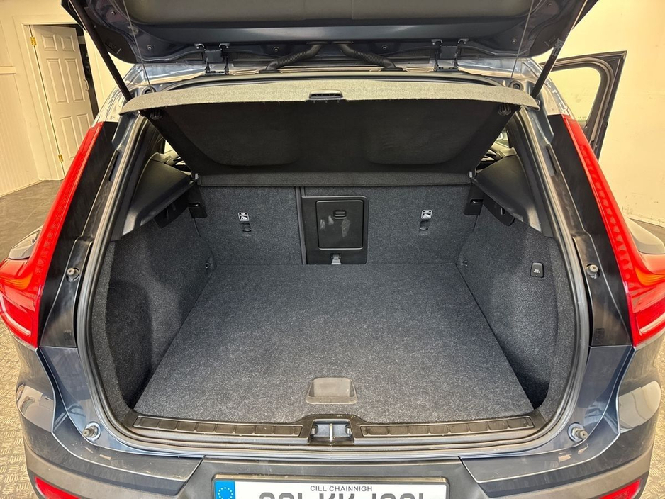 2022 Volvo XC40 - image 9