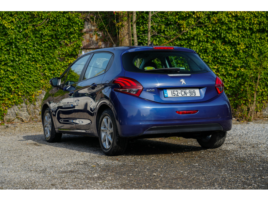 2015 Peugeot 208 - image 3