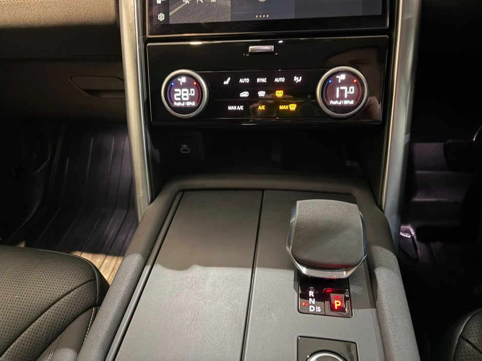 2022 Land Rover Discovery - image 10