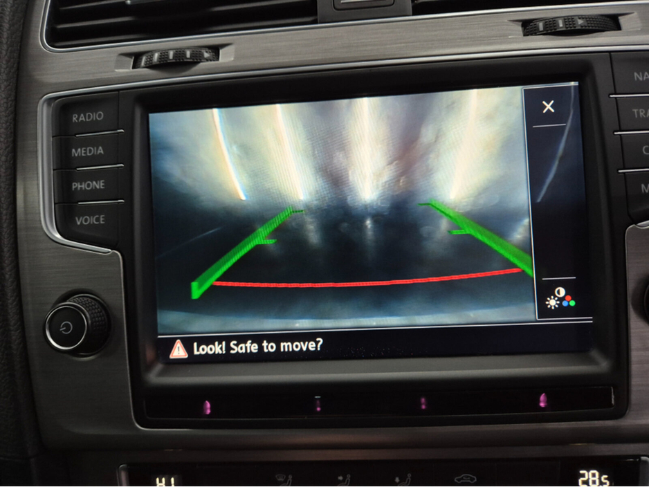 2016 Volkswagen Golf - image 9