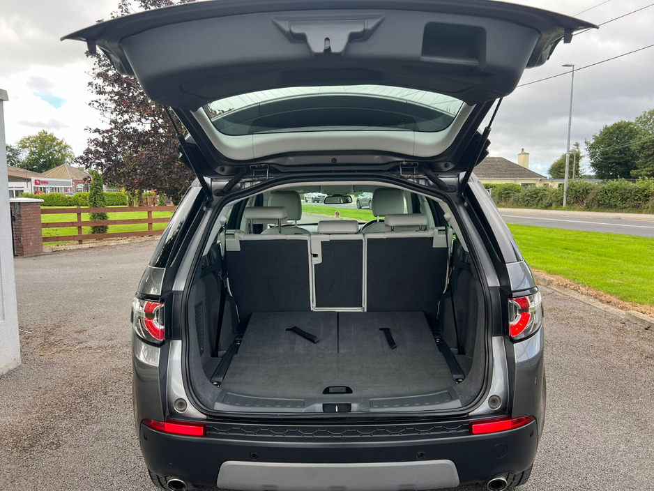 2018 Land Rover Discovery - image 5