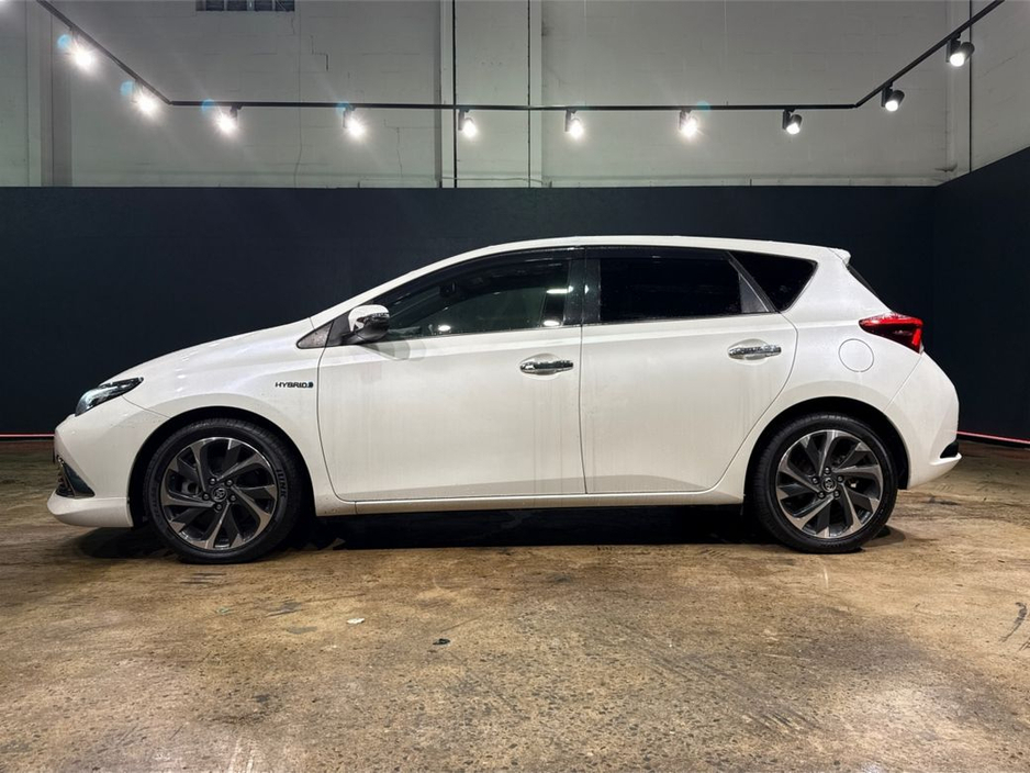 2017 Toyota Auris - image 6