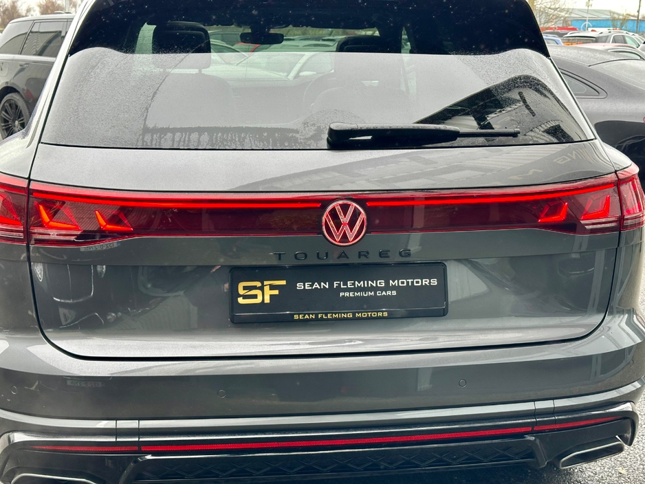 2025 Volkswagen Touareg - image 12