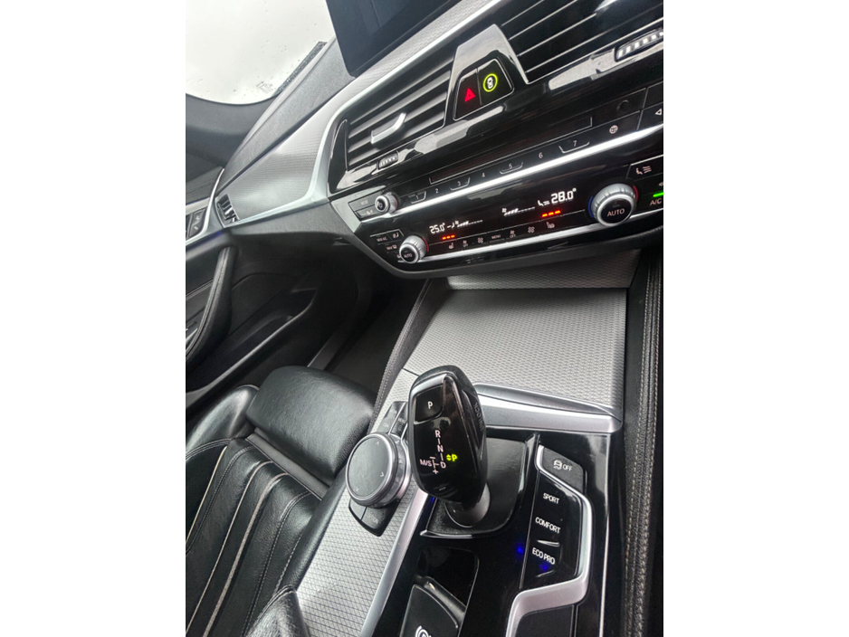 2018 BMW 5 Series - image 26