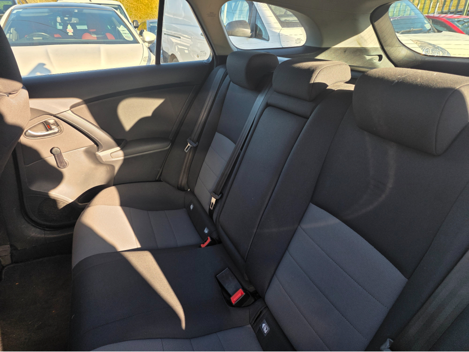 2016 Toyota Avensis - image 10