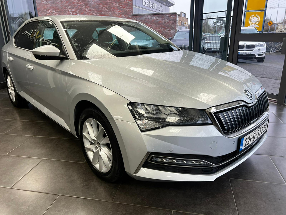 2022 Skoda Superb - image 5
