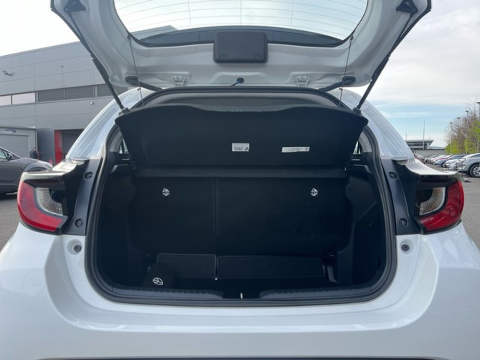 2023 Toyota Yaris - image 10