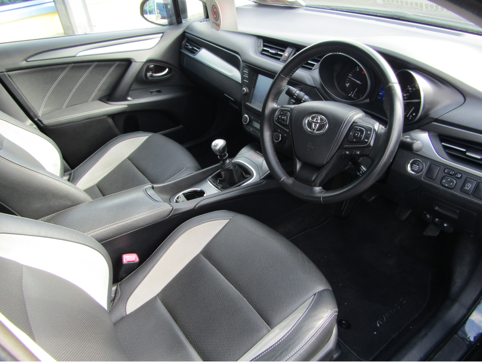 2017 Toyota Avensis - image 9