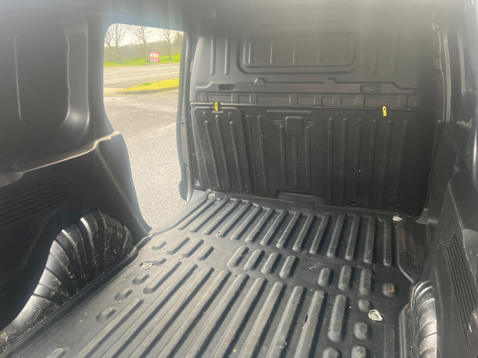 2021 Peugeot Partner - image 11