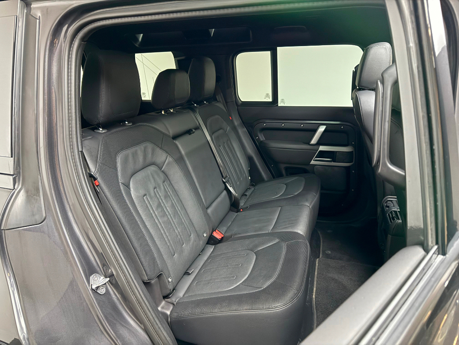 2022 Land Rover Defender - image 12