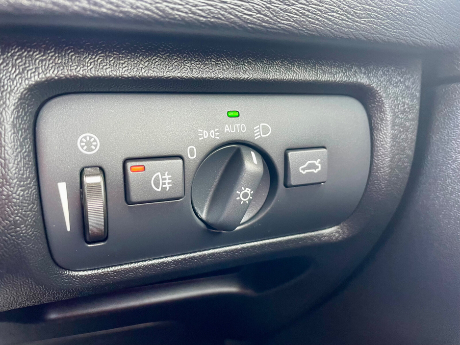 2018 Volvo V40 - image 46