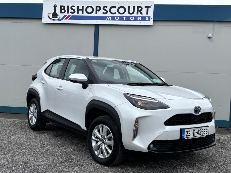 2023 Toyota Yaris - image 2