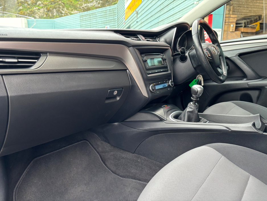 2016 Toyota Avensis - image 9