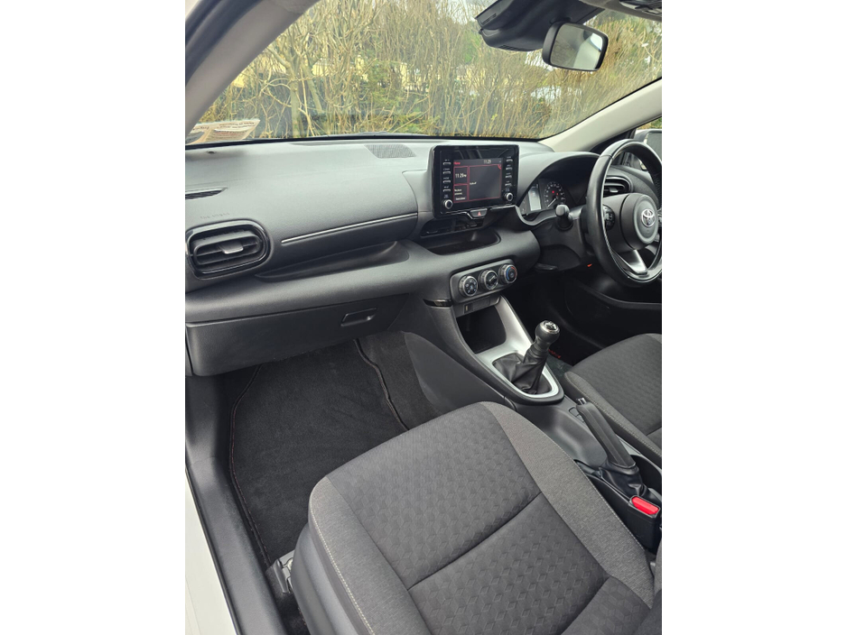 2022 Toyota Yaris - image 11