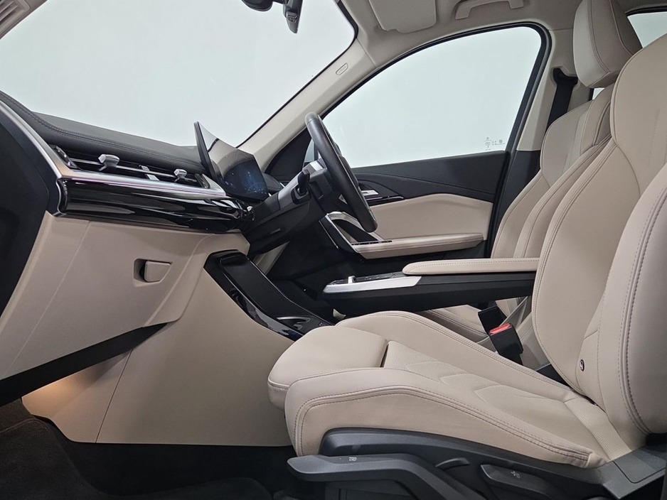 2024 BMW iX1 - image 7