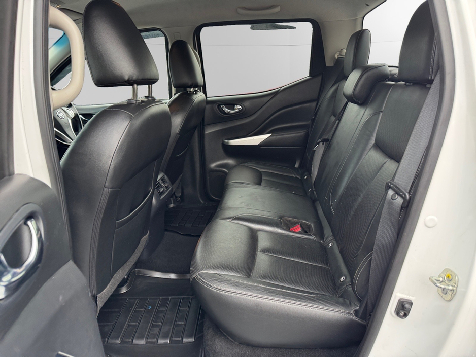 2018 Nissan Navara - image 12