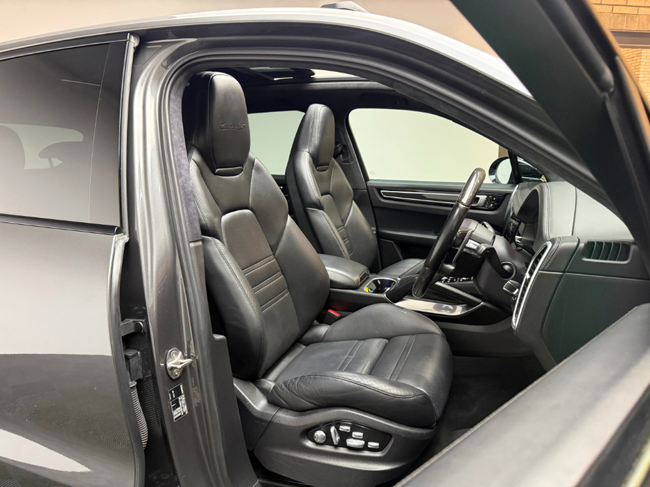 2020 Porsche Cayenne - image 11