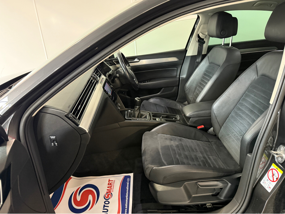 2019 Volkswagen Passat - image 4