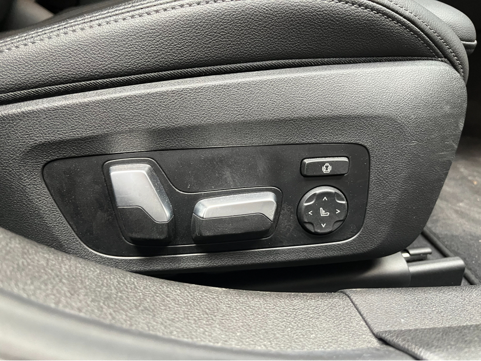 2024 BMW 3 Series - image 15