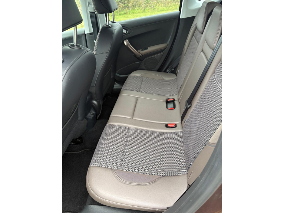 2014 Peugeot 2008 - image 10