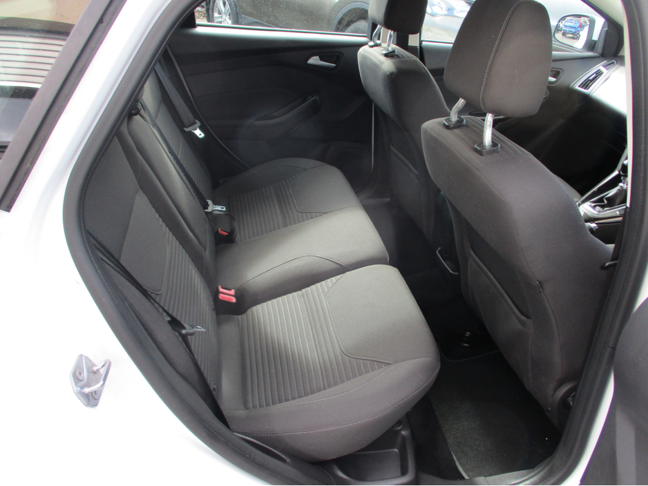 2015 Ford Focus - image 10