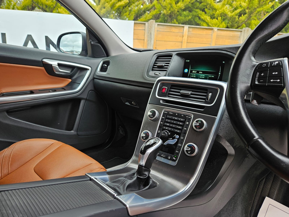 2016 Volvo V60 - image 29