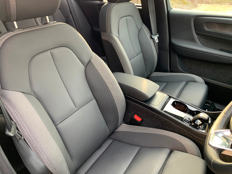 2025 Volvo EX40 - image 22