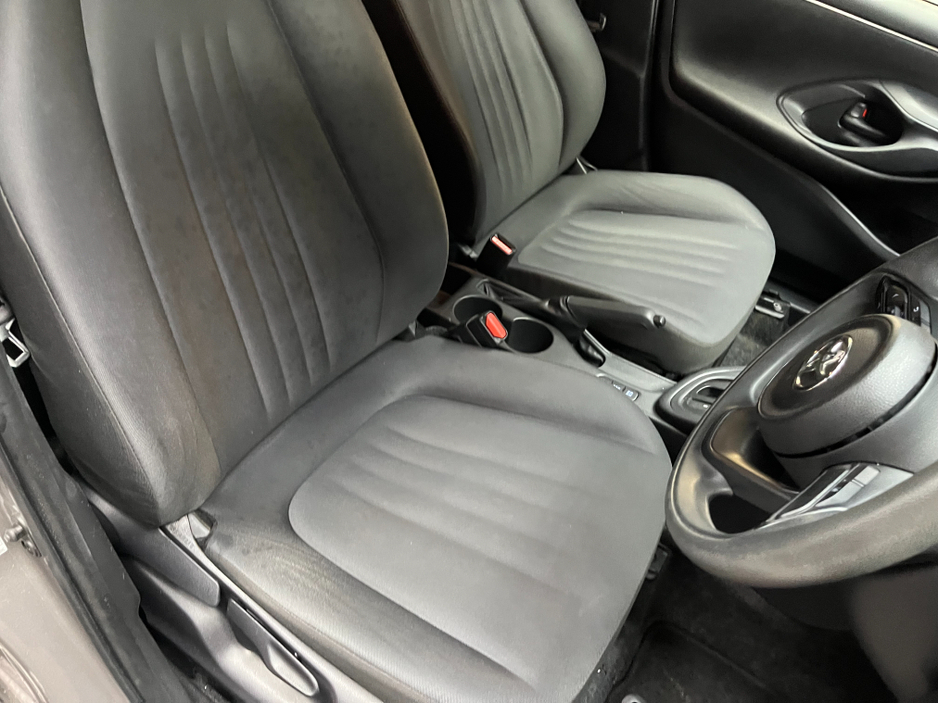 2021 Toyota Yaris - image 9