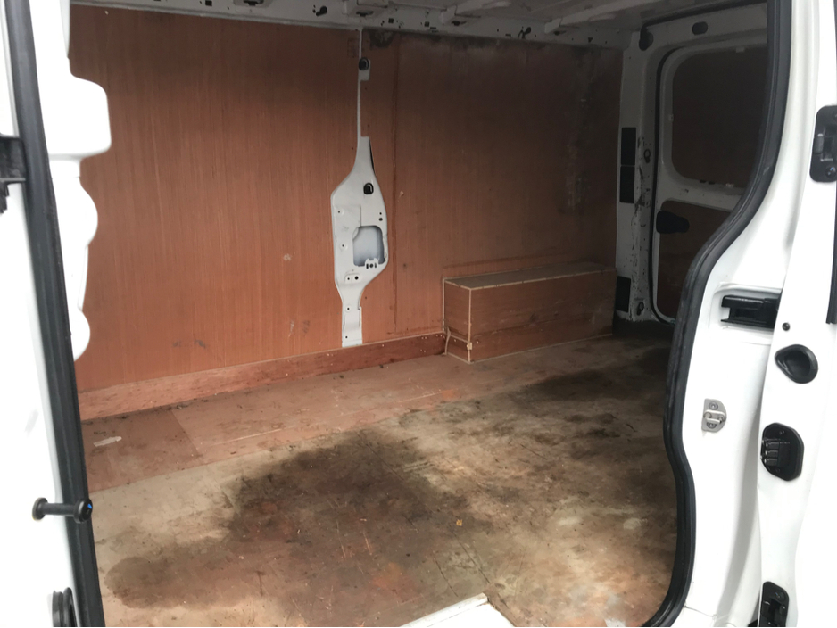 2021 Renault Trafic - image 8