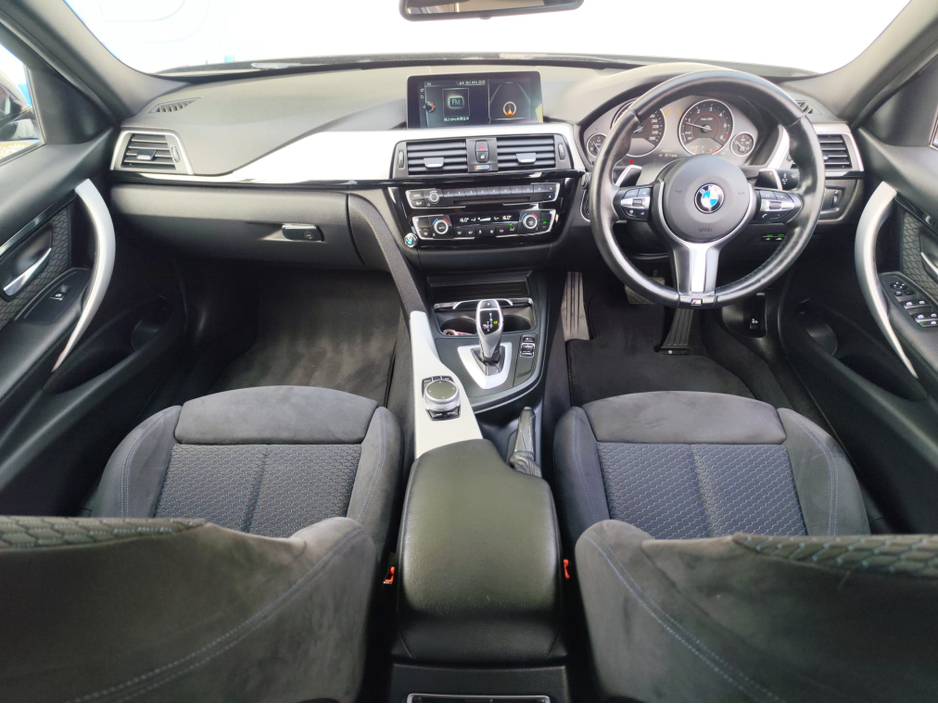 2017 BMW 3 Series - image 9