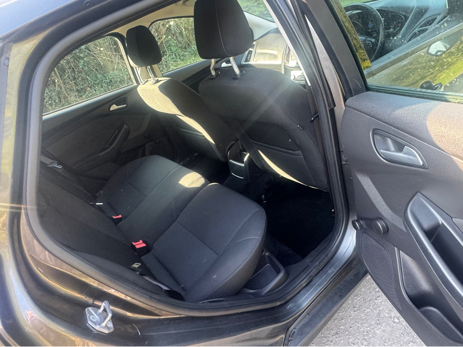 2015 Ford Focus - image 9