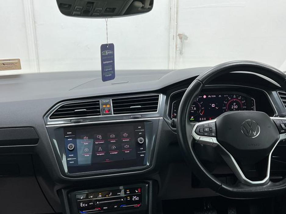 2023 Volkswagen Tiguan - image 18