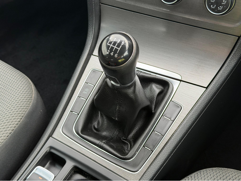 2013 Volkswagen Golf - image 20