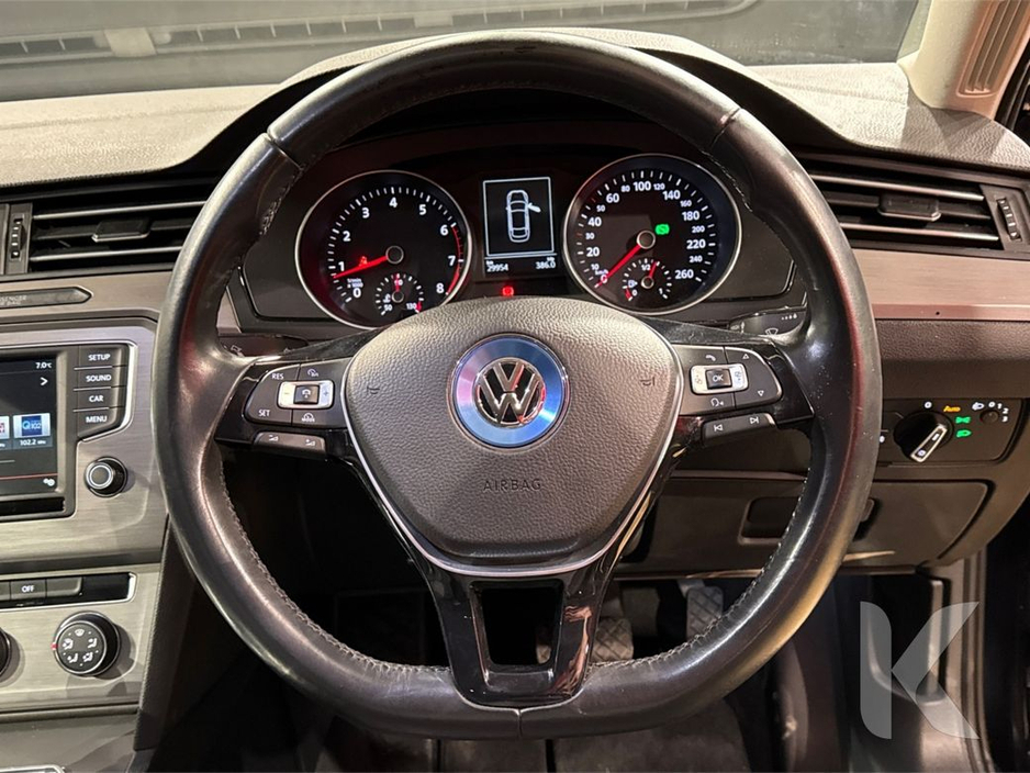 2016 Volkswagen Passat - image 19