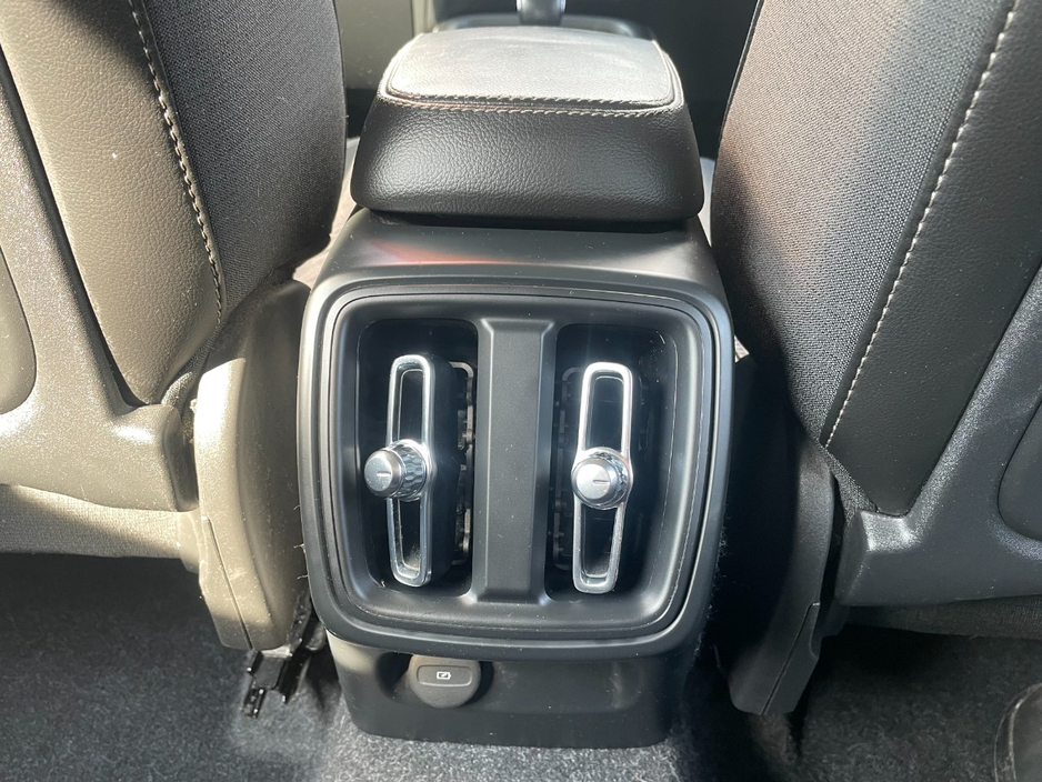 2020 Volvo XC40 - image 11