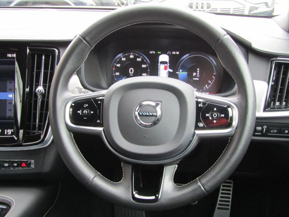 2021 Volvo S90 - image 9