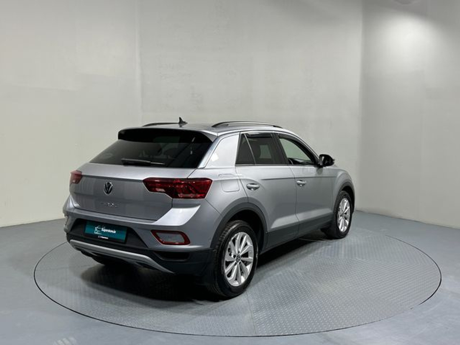 2025 Volkswagen T-Roc - image 7