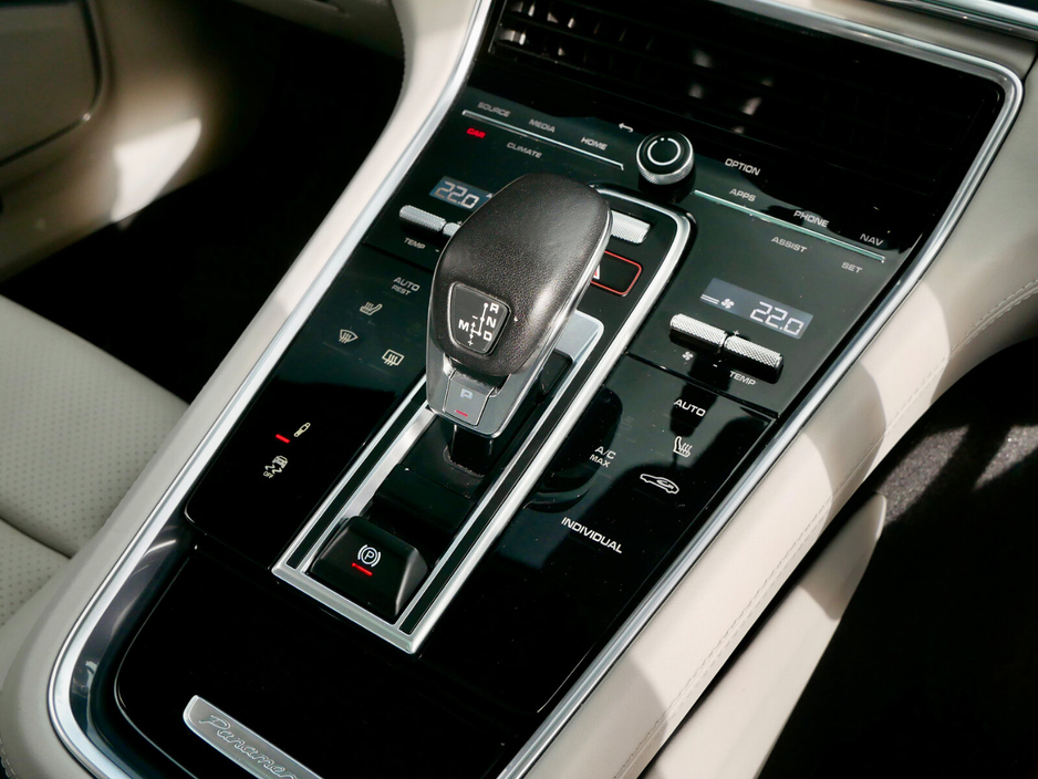 2023 Porsche Panamera - image 25