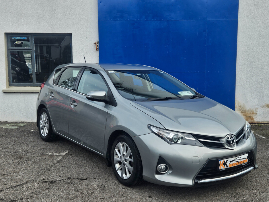 2013 Toyota Auris - image 2